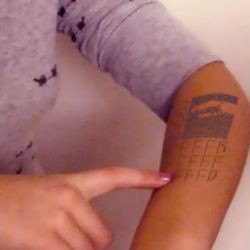 Ponsel Tato, Benamkan Ponsel di Lenganmu